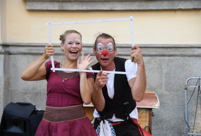 Mit Artistik und Witz legen Minu und Nuusch ihren Streit um einen Apfel bei. (Foto Duo Minuusch)